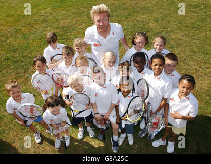 Boris Becker, ancien champion de tennis, avec les jeunes finalistes. Boris donnera aux enfants une séance d'entraînement inspirante, afin d'améliorer leur talent avant les finales qui auront lieu à Londres le 13 juin. Banque D'Images