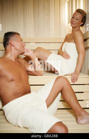 Sauna, homme, 54 ans, et la femme, 40 ans Banque D'Images