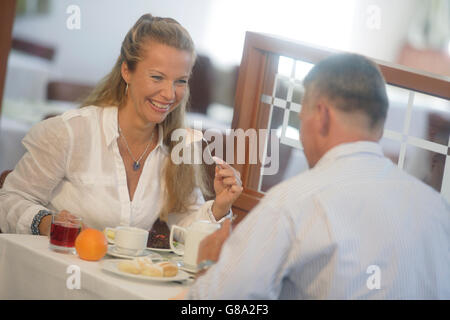 Couple dans un restaurant, femme de 42 ans, homme, 52 ans, Banque D'Images