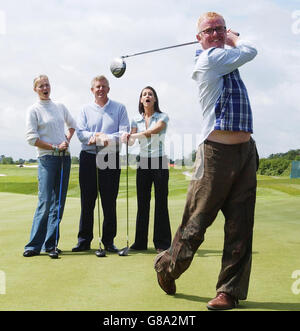 (De gauche à droite:) Jodie Kidd (joueur d'Europe), Colin Montgomerie (capitaine d'Europe non-jouant), Kirsty Gallacher (un des présentateurs) et Chris Evans (joueur d'Europe). Banque D'Images