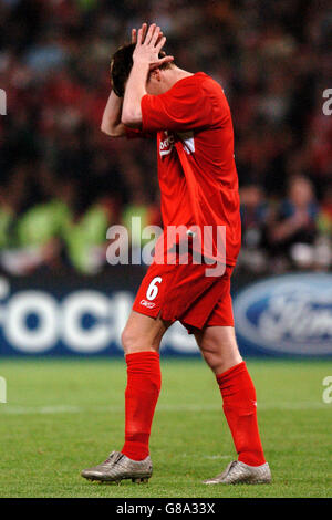 Football - Ligue des champions de l'UEFA - finale - AC Milan / Liverpool - Stade olympique Ataturk.John Arne Riise de Liverpool tient sa tête dans ses mains après avoir manqué sa pénalité Banque D'Images