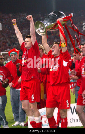 Football - Ligue des champions de l'UEFA - finale - AC Milan / Liverpool - Stade olympique Ataturk.John Arne Riise et Steven Gerrard de Liverpool célèbrent avec le trophée de la Ligue des champions Banque D'Images