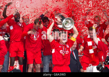 Football - Ligue des champions de l'UEFA - finale - AC Milan / Liverpool - Stade olympique Ataturk.Steven Gerrard, capitaine de Liverpool, célèbre le trophée de la Ligue des champions Banque D'Images