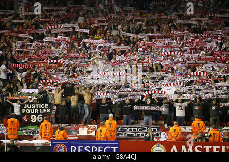 Les fans du FC Sion montrent leur soutien à leur équipe dans les tribunes lors du match de l'UEFA Europa League à Anfield, Liverpool. Banque D'Images