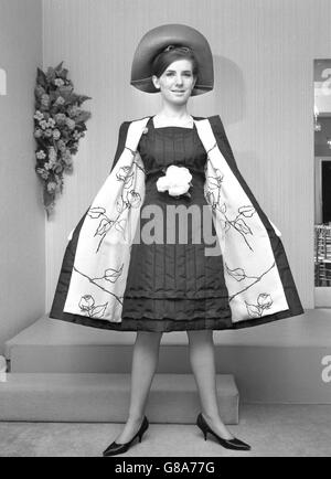 Diana Richards porte un manteau noir à échec avec une robe assortie de la collection Angele Delanghe à Londres. Banque D'Images