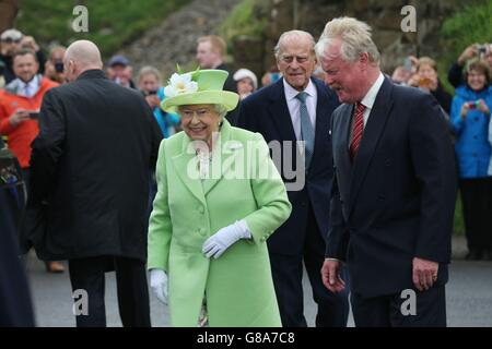 La reine Elizabeth II et le son mari, le duc d'Édimbourg, l'Irlande du Nord de la réunion président national Trust Bob Brown au cours d'une visite à la Chaussée des géants sur la côte d'Antrim au cours de la deuxième journée de sa visite en Irlande du Nord pour marquer son 90e anniversaire. Banque D'Images