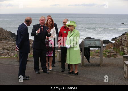 La reine Elizabeth II et le son mari, le duc d'Édimbourg, l'Irlande du Nord de la réunion Président National Trust Bob Brown (deuxième à gauche) lors d'une visite à la Chaussée des géants sur la côte d'Antrim au cours de la deuxième journée de sa visite en Irlande du Nord pour marquer son 90e anniversaire. Banque D'Images