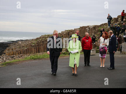 La reine Elizabeth II et le son mari, le duc d'Édimbourg, l'Irlande du Nord de la réunion Président National Trust Bob Brown au cours d'une visite à la Chaussée des géants sur la côte d'Antrim au cours de la deuxième journée de sa visite en Irlande du Nord pour marquer son 90e anniversaire. Banque D'Images