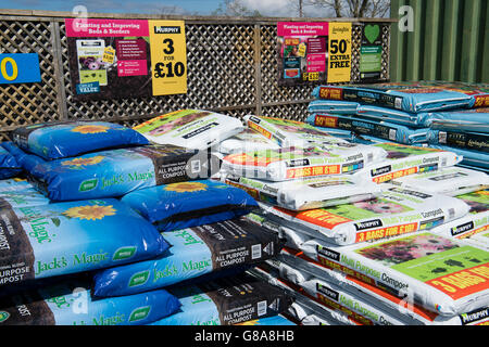 Des piles de sacs de compost de tourbe en vente dans un centre de jardinage, UK Banque D'Images