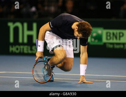 Andy Murray, de la Grande-Bretagne, réagit lors de son double match contre Sam Groth et Lleyton Hewitt, en Australie, lors du deuxième jour de la finale de la coupe Davis entre la Grande-Bretagne et l'Australie à l'Emirates Arena, à Glasgow. Banque D'Images