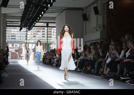 Modèles sur la passerelle pendant le salon unique de la mode de Londres Printemps/été 2016 de Topshop au QEII Centre, Londres. Banque D'Images