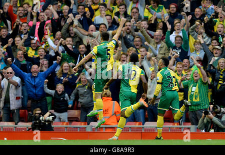 Russell Martin, de Norwich City, célèbre le premier but de sa partie lors du match de la Barclays Premier League à Anfield, Liverpool. Banque D'Images