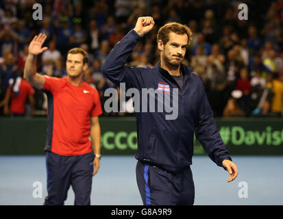 Andy Murray (à droite) de la Grande-Bretagne et le capitaine Leon Smith reconnaissent la foule après avoir battu l'Australie pendant le troisième jour des demi-finales de la coupe Davis entre la Grande-Bretagne et l'Australie à l'Emirates Arena, Glasgow. Banque D'Images