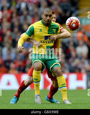 Lewis Grabban (front) de Norwich City et James Milner de Liverpool se battent pour le ballon lors du match de la Barclays Premier League à Anfield, Liverpool. Banque D'Images