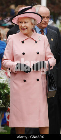 La reine Elizabeth II de Grande-Bretagne est accueillie par des wishers bien qu'elle quitte l'édifice de l'Assemblée législative. Banque D'Images