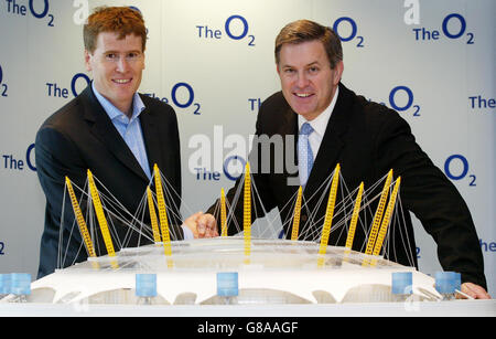 Matthew Key, directeur général d'O2 UK (à gauche), et Tim Leiweke, président et chef de la direction d'Anschutz Entertainment Group. Banque D'Images