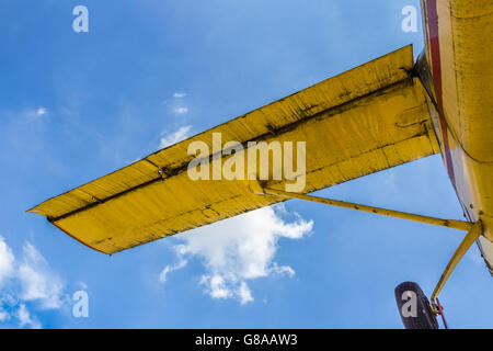 Avion Vintage vu d'en bas, avec ciel bleu en arrière-plan Banque D'Images