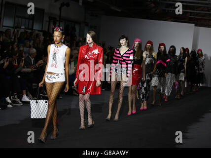 Modèles sur la passerelle pendant le spectacle Ashley Williams Spring/Summer 2016 London Fashion week au BFC Show Space, le parking Brewer Street à Londres. Banque D'Images