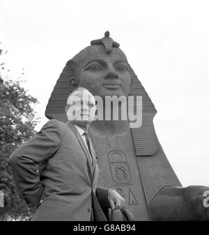 Un pionnier de l'ère spatiale rencontre un point de repère du monde antique sur le Victoria Embankment à Londres. L'astronaute colonel John H. Glenn Jr, le premier américain à effectuer un vol spatial orbital, est photographié avec l'un des sphinx à l'aiguille de Cleopatra. Le colonel Glenn est en visite en Grande-Bretagne lors d'une courte tournée européenne. Banque D'Images