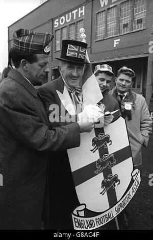 Football - Groupe de qualification de championnat d'Europe 8 - Ecosse / Angleterre - Hampden Park, Glasgow.La mascotte de l'équipe d'Angleterre, Ken BDaily, de Bournemouth, avec des supporters écossais de football à Hampden Park, Glasgow. Banque D'Images