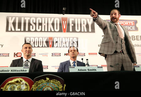 Tyson Fury (à droite) fait des gestes à un membre de l'audience, tandis que Wladimir Klitschko (à gauche) s'occupe d'une conférence de presse au Hilton Syon Park, à Londres. Banque D'Images