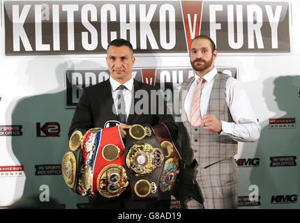 Wladimir Klitschko (à gauche) et Tyson Fury lors d'une conférence de presse au Hilton Syon Park, Londres. Banque D'Images