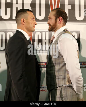 Wladimir Klitschko (à gauche) et Tyson Fury lors d'une conférence de presse au Hilton Syon Park, Londres. Banque D'Images