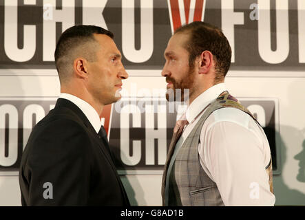 Wladimir Klitschko (à gauche) et Tyson Fury lors d'une conférence de presse au Hilton Syon Park, Londres. Banque D'Images