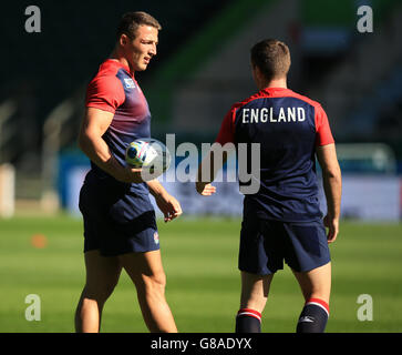 Rugby Union - coupe du monde de Rugby 2015 - entraînement d'Angleterre - Twickenham.Sam Burgess (à gauche) et George Ford pendant une séance d'entraînement au stade de Twickenham, à Londres. Banque D'Images