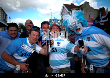 Les fans argentins montrent leur soutien à l'extérieur du sol avant le match de la coupe du monde de rugby au stade Kingsholm, Gloucester. Banque D'Images