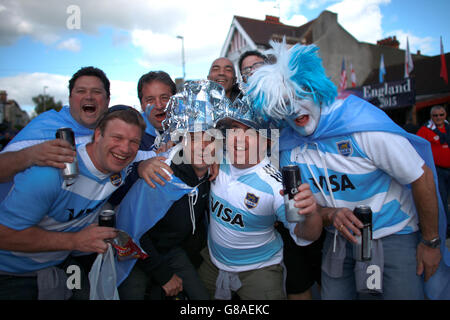 Les fans argentins montrent leur soutien à l'extérieur du sol avant le match de la coupe du monde de rugby au stade Kingsholm, Gloucester. Banque D'Images