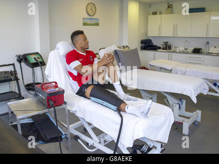 Les cousins Jordan de Charlton Athletic dans la salle de traitement du terrain d'entraînement de Sparrows Lane. Banque D'Images