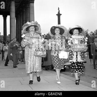 (l-r) Mme Marriott, PEarly Queen of London, Marie Fullerton, PEarly Queen of Finsbury, et Mme Morris, PEarly Queen of Bethnal Green, arrivent à l'église St Martin-in-the-Fields, Trafalgar Square, pour assister au festival annuel de la récolte. Banque D'Images