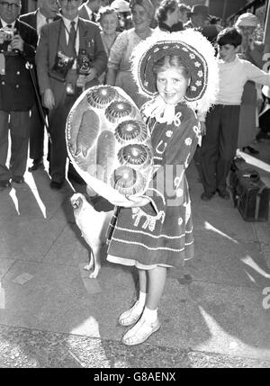 La princesse Shirley Ashmith, 10 ans, de Stone, dans le Kent, porte un pain à motifs de cinq pains et deux poissons, sur son chemin vers l'église Lady Margaret, Walworth, où se tenait le festival annuel de la récolte. La procession dans l'église des Pearlies est surveillée chaque année par des visiteurs du monde entier. Banque D'Images