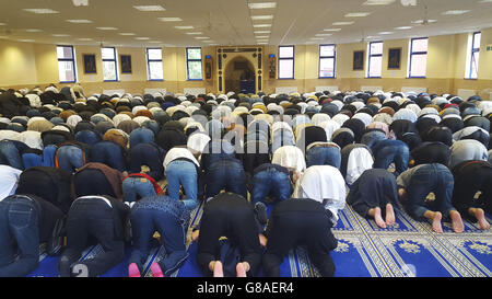 Des prières ont lieu à la mosquée Makkah Masjid de Leeds, où les fidèles ont déclaré que le gouvernement saoudien devait se concentrer davantage sur le développement d'infrastructures pour les gens ordinaires qui exécutent du hajj plutôt que sur la construction d'hôtels de luxe. Banque D'Images