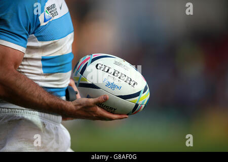 Détail d'un joueur argentin qui a tenu une balle de match officielle de la coupe du monde 2015 lors du match de la coupe du monde de rugby au stade Kingsholm, Gloucester. Banque D'Images