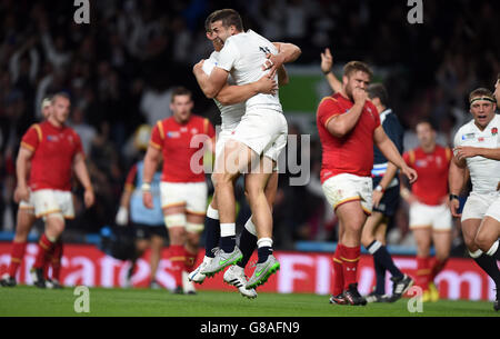 Jonny May, de l'Angleterre, célèbre avec son coéquipier Sam Burgess après avoir fait la première tentative du match de la coupe du monde de rugby au stade Twickenham, Londres. Banque D'Images