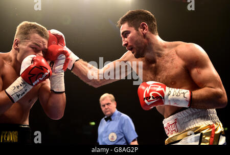 Frank Buglioni (à droite) en action contre Fedor Chudinov (à gauche) dans le championnat du monde WBA Super-MiddlewEight à Wembley SSE Arena, Londres. Banque D'Images