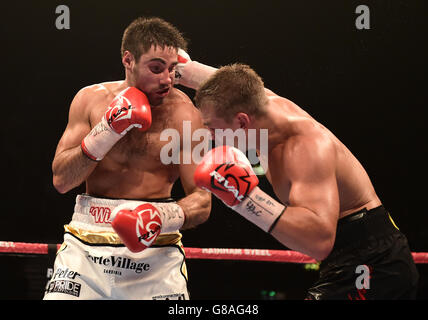 Frank Buglioni (à gauche) en action contre Fedor Chudinov (à droite) dans le championnat du monde WBA Super-MiddlewEight à Wembley SSE Arena, Londres. Banque D'Images