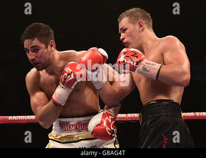 Frank Buglioni (à gauche) en action contre Fedor Chudinov (à droite) dans le championnat du monde WBA Super-MiddlewEight à Wembley SSE Arena, Londres. Banque D'Images