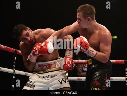 Frank Buglioni (à gauche) en action contre Fedor Chudinov (à droite) dans le championnat du monde WBA Super-MiddlewEight à Wembley SSE Arena, Londres. Banque D'Images