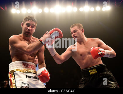 Frank Buglioni (à gauche) en action contre Fedor Chudinov (à droite) dans le championnat du monde WBA Super-MiddlewEight à Wembley SSE Arena, Londres. Banque D'Images