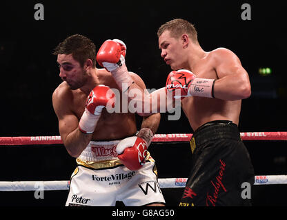 Frank Buglioni (à gauche) en action contre Fedor Chudinov (à droite) dans le championnat du monde WBA Super-MiddlewEight à Wembley SSE Arena, Londres. Banque D'Images