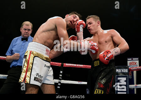 Frank Buglioni (à gauche) en action contre Fedor Chudinov dans le championnat du monde WBA Super-MiddlewEight à Wembley SSE Arena, Londres. Banque D'Images