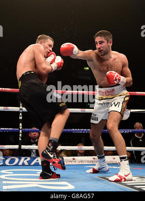 Frank Buglioni (à droite) en action contre Fedor Chudinov dans le championnat du monde WBA Super-MiddlewEight à Wembley SSE Arena, Londres. Banque D'Images