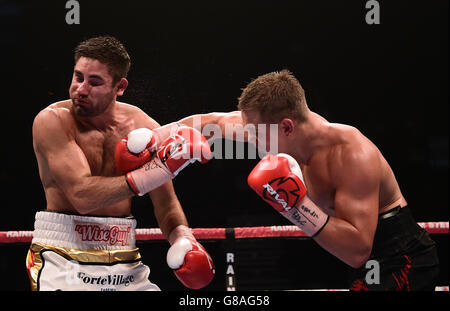 Frank Buglioni (à gauche) en action contre Fedor Chudinov dans le championnat du monde WBA Super-MiddlewEight à Wembley SSE Arena, Londres. Banque D'Images