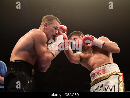 Frank Buglioni (à droite) en action contre Fedor Chudinov dans le championnat du monde WBA Super-MiddlewEight à Wembley SSE Arena, Londres. Banque D'Images