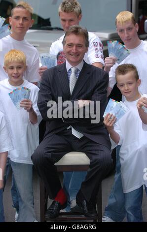 Lord Henry Mount Charles, propriétaire du château de Slane, lors de l'annonce médiatique de l'Eminem et de la tournée européenne 50 cent, 'Anger Management 3 Europe' y compris le château de Slane. (Haut G-D horaire) Niall Quinn, 17 ans, Robbie Renehan, 22 ans, un jeune sans nom, Stephen Harmon, 8 ans, et Adam Pollack Banque D'Images