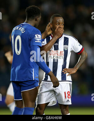 Football - Barclays Premier League - West Bromwich Albion / Everton - The Hawthornes.Romelu Lukaku d'Everton (à gauche) consoles West Bromwich Abion Saido Berahino après le coup de sifflet final Banque D'Images