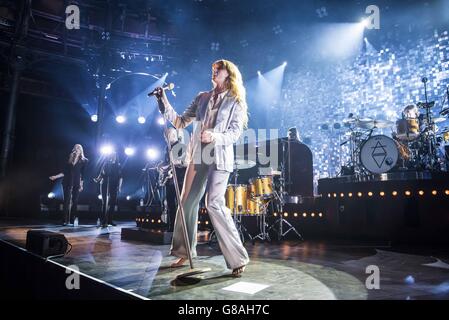 Florence Welch de Florence et la machine se produit sur scène dans le cadre du festival de musique d'Apple au Roundhouse de Camden, Londres. Banque D'Images